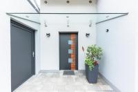 Aluminium-Haustür in anthrazit mit Holz-Element und drei Lichtausschnitten