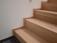 Betontreppe mit Holzverkleidung (Nahaufnahme des Wandanschlusses)