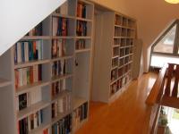 Elegante Bücherwand deckend lackiert in grau