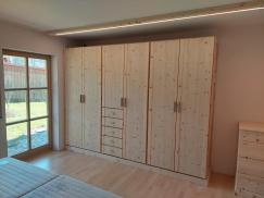 Zirbenschlafzimmer mit Kleiderschrank