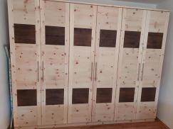 Zirbenschrank sechstürig mit braunen Elementen