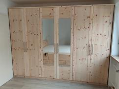 Zirbenschrank sechstürig mit zwei Spiegeln
