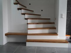 Betontreppe aufgesattelt mit Massivholzstufen gewendelt