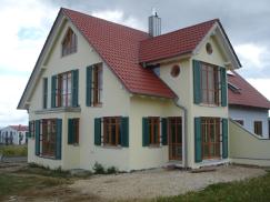 Holzfenster mit grünen Klappläden