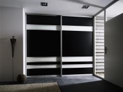 Kleiderschrank in schwarz und weißen Balken mit Gleittüren