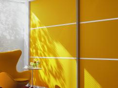 Kleiderschrank in orange mit Gleittüren