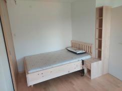 Schlafzimmer mit Zirbenbett