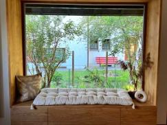 Sitzfenster mit Tip On Schubläden, Kissen und Polster
