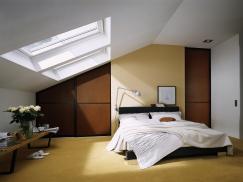 Kleiderschrank in braun und schwarz in der Dachschräge
