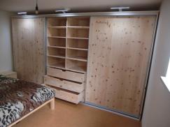 Zirbenschrank mit Gleittüren (geöffnet)
