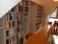 Elegante Bücherwand deckend lackiert in grau