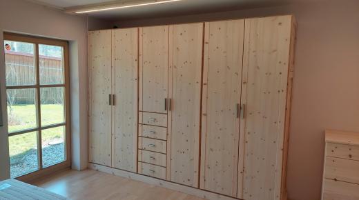 Zirbenschlafzimmer mit Kleiderschrank 