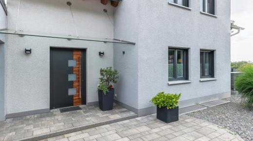 Aluminium-Haustür in anthrazit mit Holz-Element bei Einfamilienhaus