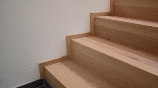 Betontreppe mit Holzverkleidung (Nahaufnahme des Wandanschlusses)