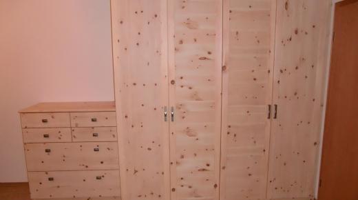 Zirbenschrank mit Türen und Schubladen und Kommode 