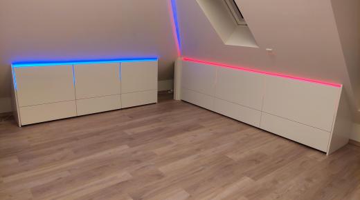 Einbauschrank weiß in Dachschräge mit LED