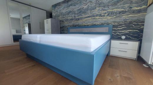 Massivholzbett in Blau mit Schubkasten 4