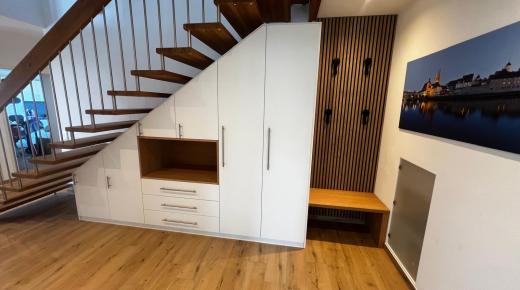 Schrank und Garderobe unter Treppe 2