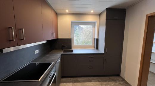 Einbau Küche grau mit weinrot 13