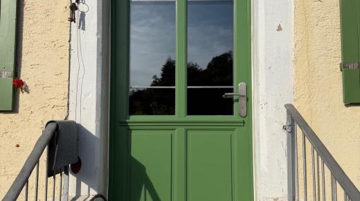 Holzhaustüre Esche RAL 6011 - resedagrün Außenansicht