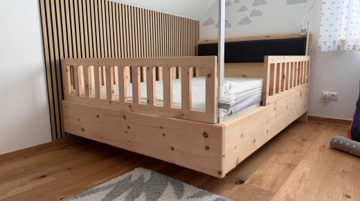 Kinder Zirbenbett mit Rausfallschutz und Kopfteil mit Bezug 2