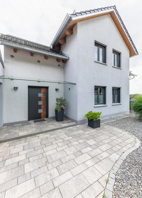 Aluminium-Haustür in anthrazit mit Holz-Element bei Einfamilienhaus