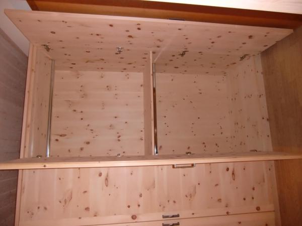 Zirbenkleiderschrank mit Kleiderstange 