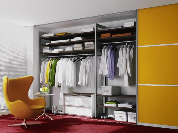 Kleiderschrank in orange mit Gleittüren geöffnet 