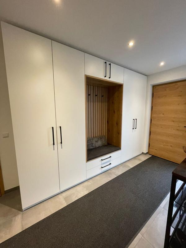 Weiße Garderobe mit Holzpanele 2