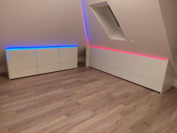 Einbauschrank weiß in Dachschräge mit LED