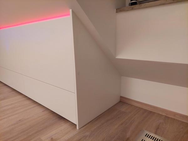 Einbauschrank weiß in Dachschräge mit LED 2