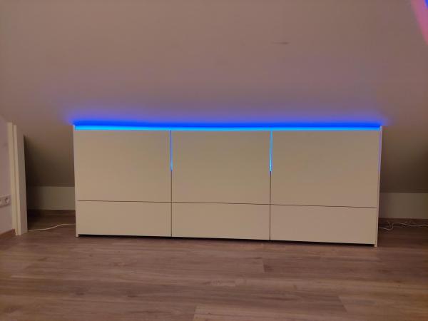 Einbauschrank weiß in Dachschräge mit LED 3