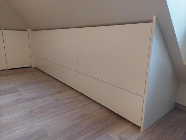 Einbauschrank weiß in Dachschräge mit LED 5