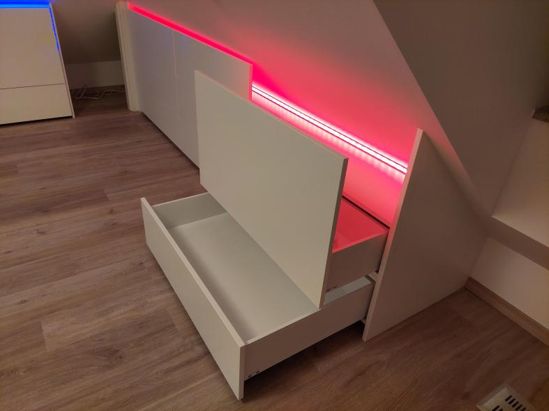 Einbauschrank weiß in Dachschräge mit LED 4