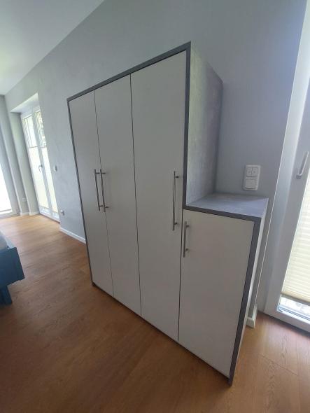 Kommode in Top Weiß - Stollen in Beton Perlgrau