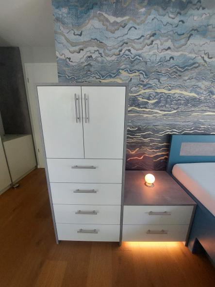 Kommode mit Nachtschränkchen in Top Weiß - Stollen in Beton Perlgrau u. Magic Switch