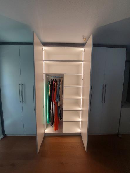 Kleiderschrank 6 trg. in Top Weiß - Stollen in Beton Perlgrau