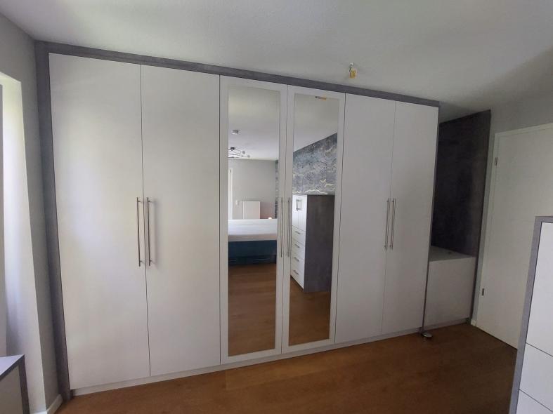 Kleiderschrank 6 trg. in Top Weiß - Stollen in Beton Perlgrau 4