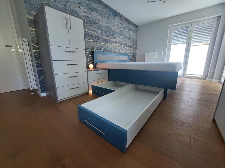 Massivholzbett in Blau mit Schubkasten