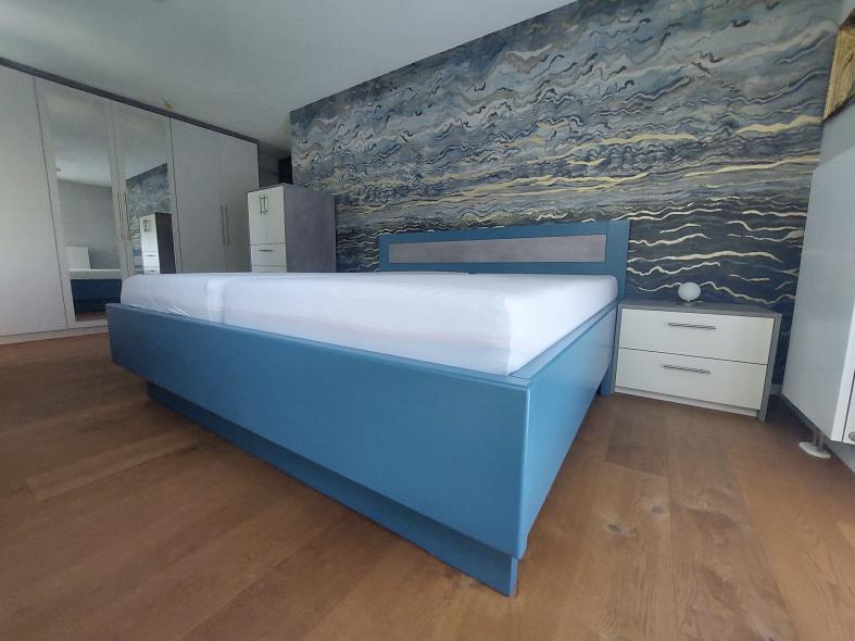 Massivholzbett in Blau mit Schubkasten 4