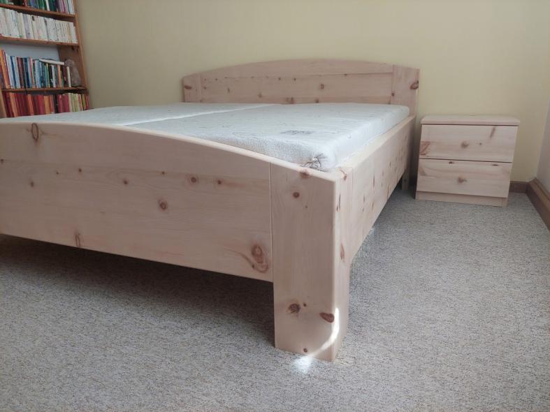 Zirbenbett mit geschwungenen Kopfteil und Nachtkästchen 3