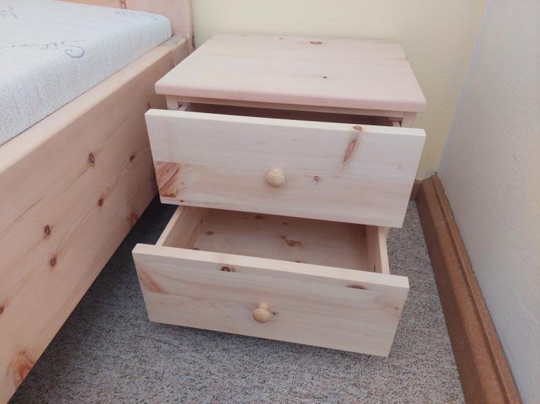 Zirbenbett mit geschwungenen Kopfteil und Nachtkästchen 2