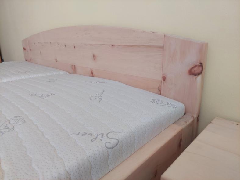 Zirbenbett mit geschwungenen Kopfteil und Nachtkästchen 4