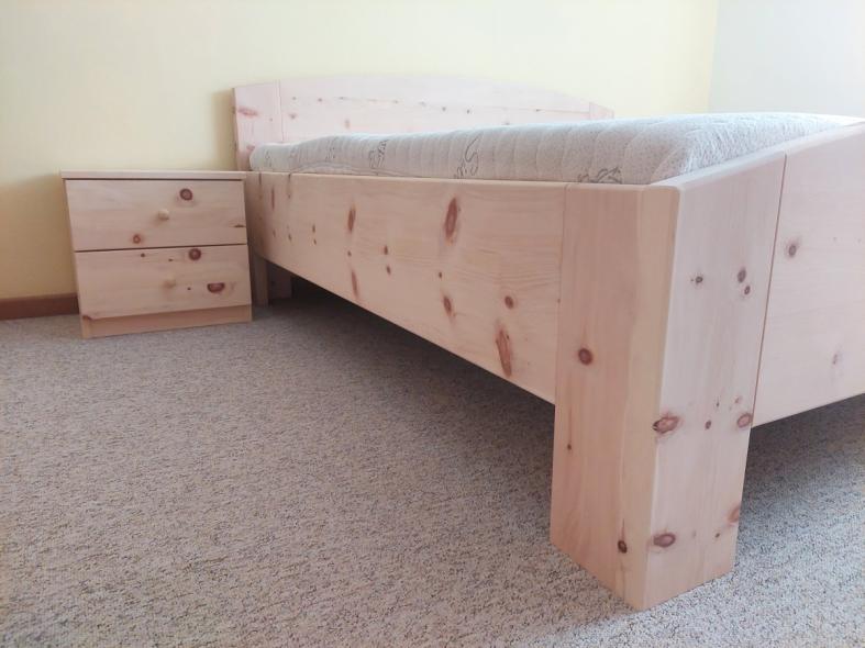 Zirbenbett mit geschwungenen Kopfteil und Nachtkästchen 7