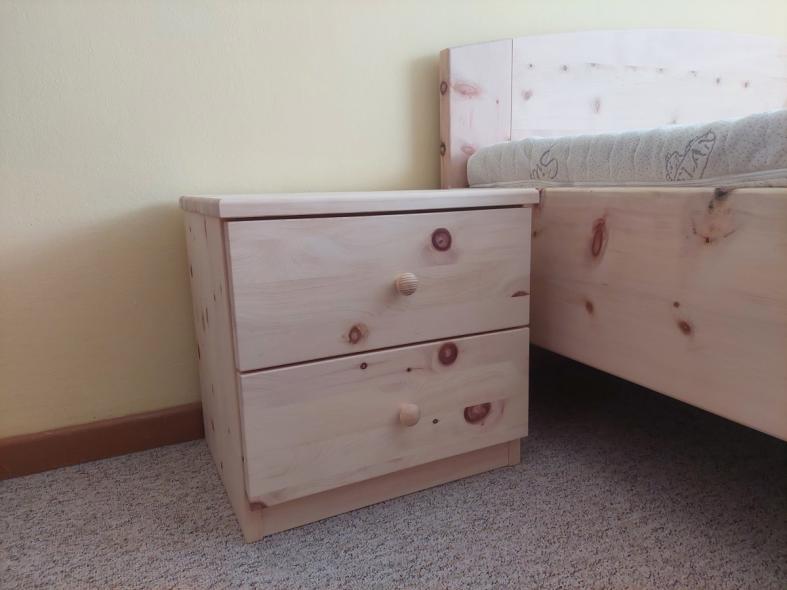 Zirbenbett mit geschwungenen Kopfteil und Nachtkästchen 6