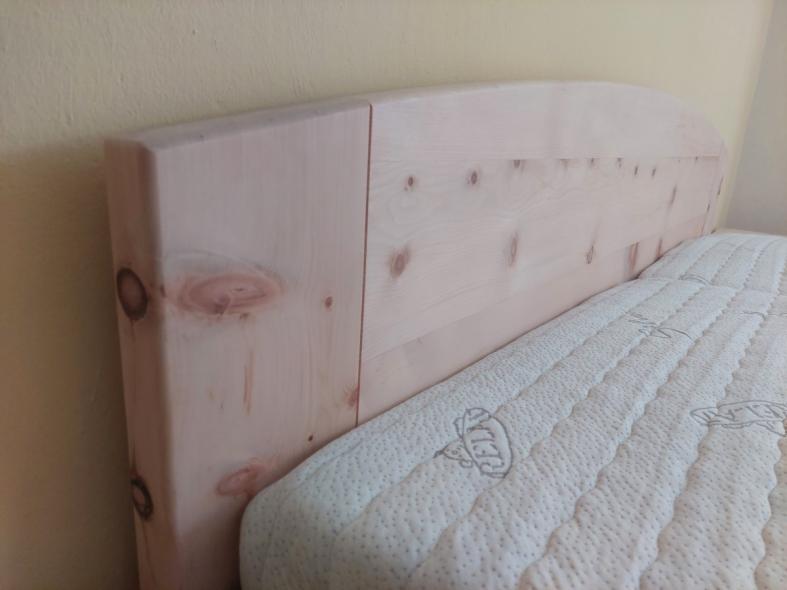 Zirbenbett mit geschwungenen Kopfteil und Nachtkästchen 5