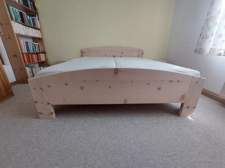 Zirbenbett mit geschwungenen Kopfteil und Nachtkästchen 9