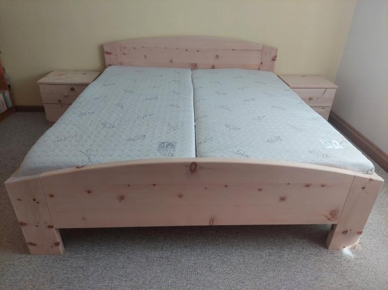 Zirbenbett mit geschwungenen Kopfteil und Nachtkästchen 8