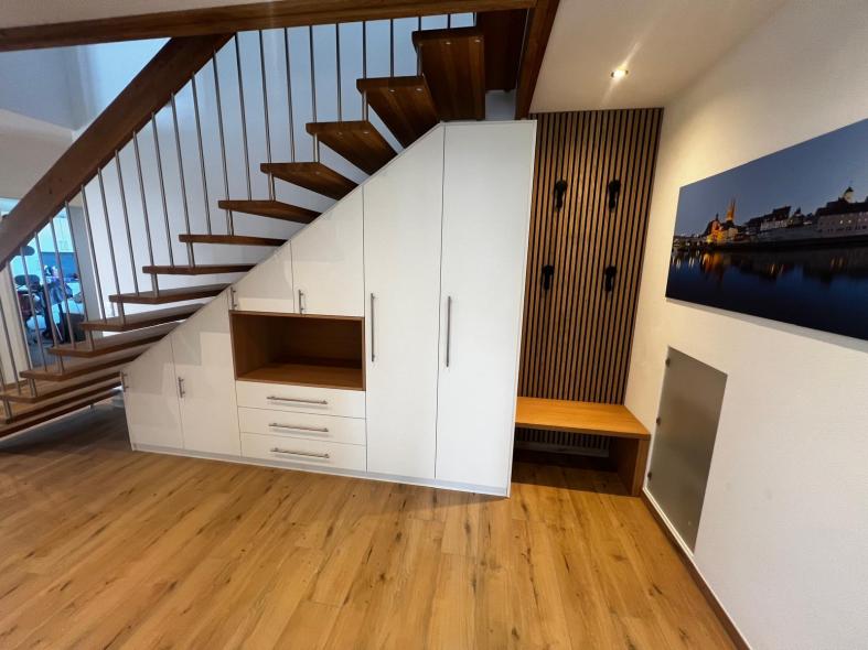 Schrank und Garderobe unter Treppe 2