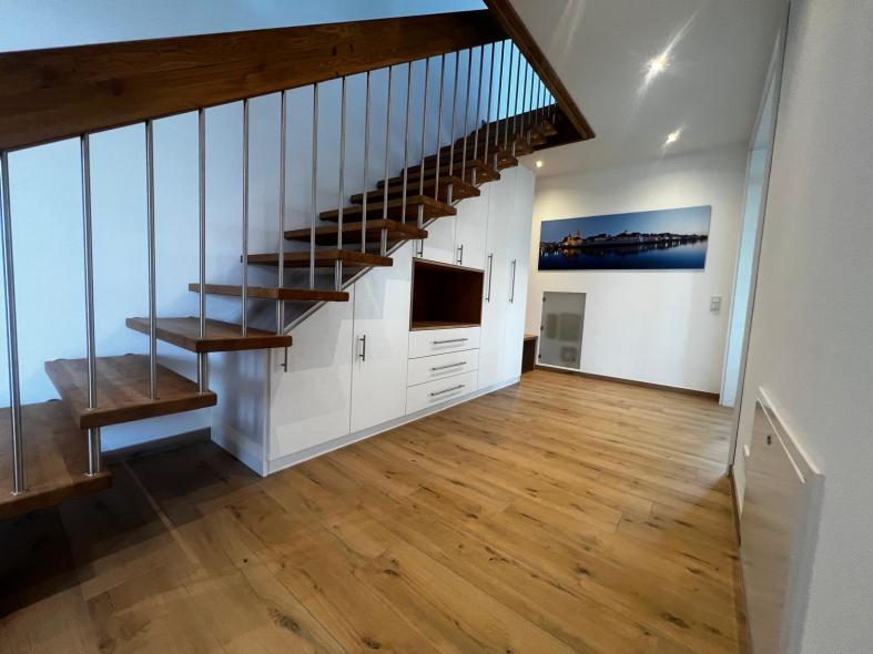 Schrank und Garderobe unter Treppe 3